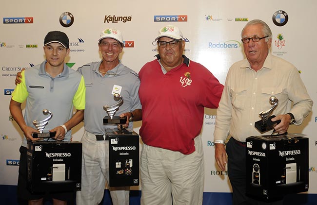 Acima, Dagoberto Pelentier, Ricardo Stabile e Luiz Quatrone, com Sergio Carpi, presidente do Itanhangá; abaixo, o time em campo, com o profissional Rodolfo Cazaubon