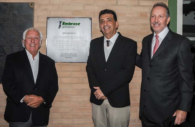 Álvaro Almeida, Antônio Padula e Wagner Martins descerram a placa da reinauguração do Embrase Golf Center