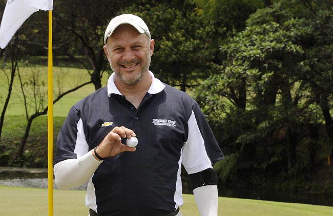    Luiz Sayegh: comemorando hole-in-one no bruaco 2 do São Paulo, um par 3 em descida