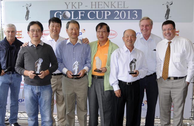 Equipe campeã do torneio de golfe Henkel YKP, no São Paulo Golf Club, com os patrocinadores 