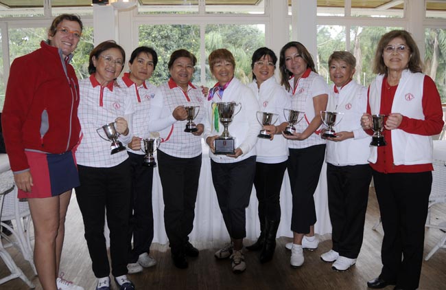 Vivan Golombek (à esq.), com a equipe de golfe do Arujá, campeã do Interclubes com Handicap