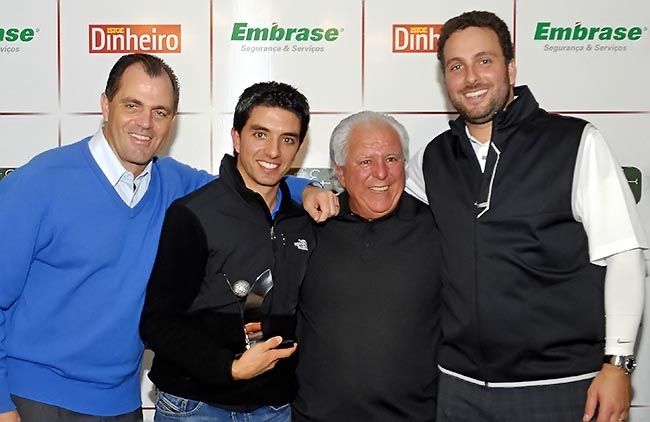 Júlio Cruz Lima, presidente do SFGC; com Felipe Almeida, campeão da etapa; Álvaro Almeida, presidente do Conselho; e Luís Carlos Martins, vice-presidente da Embrase