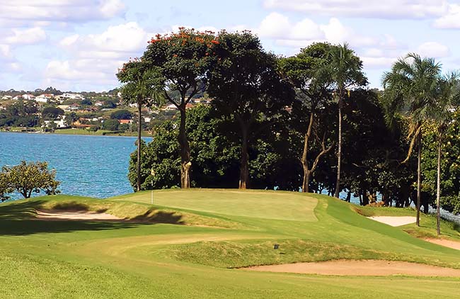 Clube de Golfe de Brasília: design de Robert Trent Jones, com quatro buracos ao lado do Lago Paranoá