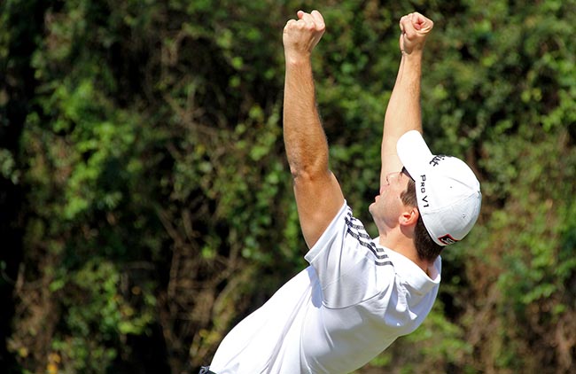 Daniel Dias comemora ponto dos gaúchos na estreia do torneio de golfe. Fotos: Fábio Vicente