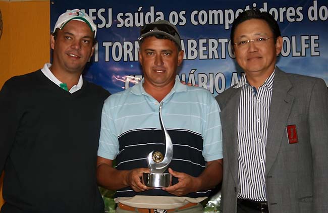 Donizete Souza recebe trofeu de Jorge Saeki, vice-presidente da Federação Paulista de Golfe