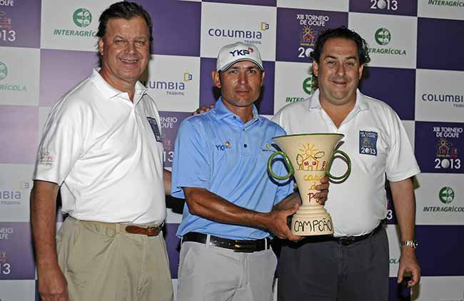 Antônio Esteve (esq.) e Rodrigo Somlo (dir.) premiam Ronaldo, campeão do torneio de golfe da Casa da Paz