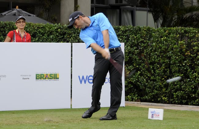 Mechereffe bate driver observado pela mãe durante a etapa de golfe do Web.com Tour no Brasil