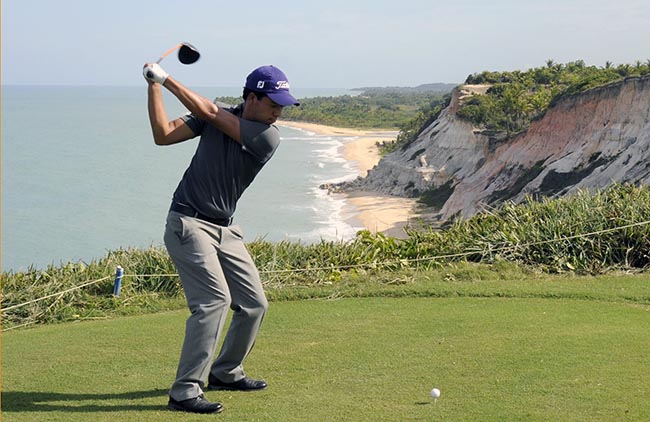 Oda enfrenta as falésias de Trancoso, na Bahia: experiência como amador e profissional de golfe