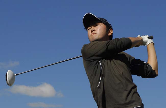 Kitahara pronto para a carreira universitária de golfe. Foto: Zeca Resendes