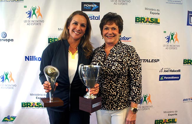 Luciana recebe prêmio de Iolanda Marcondes, presidente do Costão do Santinho. Foto: João R. de Souza