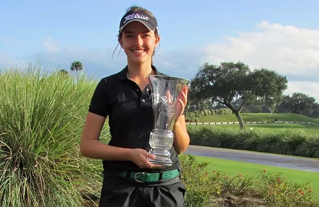 Luiza com o troféu do FJT Tour Championship: final de ano agitado no golfe internacional para brasileiros