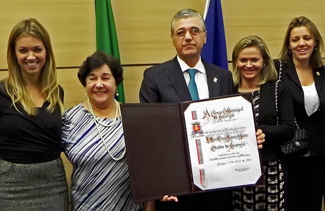 Miguel Calmon recebe título de Cidadão do Guarujá: homenagem com presença de familiares, golfistas, amigos e o plenário da Câmara Municipal lotado