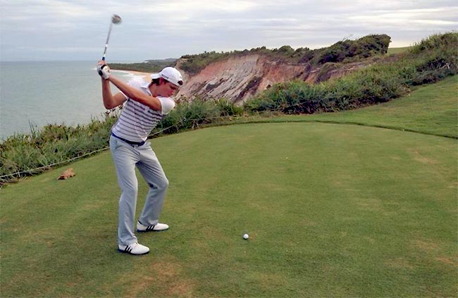 Navarro treina para o torneio de golfe, ao lado das falésias: 