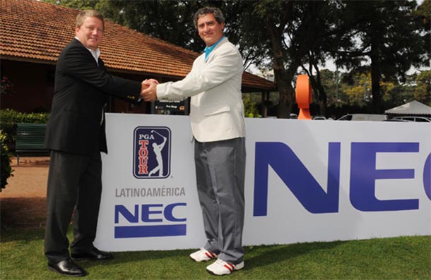 Jack Warfield, Presidente de NEC Series - PGA TOUR Latinoamérica y Carlos Martinangeli, COO de NEC Latinoamérica celebram acoJack Warfield, Presidente de NEC Series - PGA TOUR Latinoamérica y Carlos Martinangeli, COO de NEC Latinoamérica celebram acordo de patrocínio, no Uruguairdo de patrocínio, no Uruguai