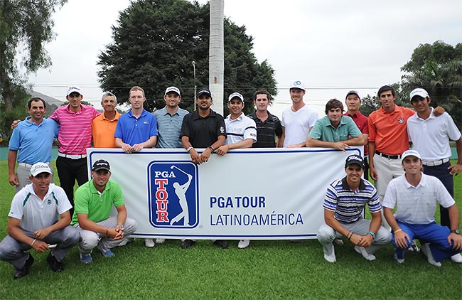 Rodrigo Lee, no fundo, à direita, de camisa vermelha, no grupo de 20 jogadores que ganharam o cartão para a segunda temporada de golfe do PGA Tour LA. Foto: Enrique Berardi