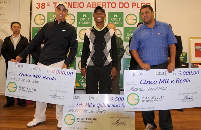 Pablo, Alessandro e Ruberlei, com seus cheques: PL apoiando o golfe profissional brasileiro