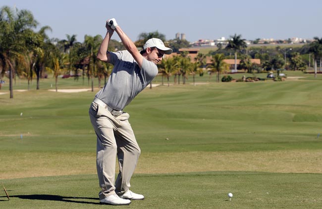 Pepê: cinco birdies para jogar três abaixo e liderar por duas no Aberto de Golfe de São Paulo, no Damha