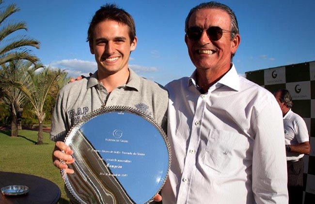 Pepê recebe troféu de campeão do Aberto de Golfe da Grama de Durval Pedroso, VP Técnico da FPG