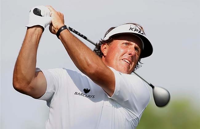 Mickelson: fazendo um dos seis birdies da semana no 18 para voltar à liderança do US Open de golfe