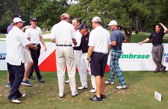 Player, de blusa preta, comemora hole-in-one ao lado da equipe de Kevin Foley e do profissional Brice Garnett