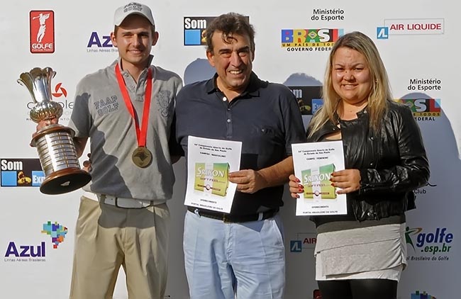 Ricardo Fonseca, editor-chefe do Portal Brasileiro do Golfe, entrega prêmios do site para Pepê e Carla