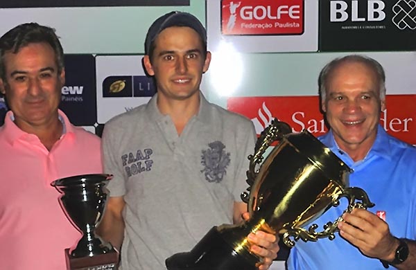 Rodrigo Enout e Manuel Gama, presidente da FPG, entregam troféu de campeão a Pepê