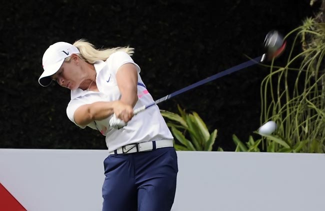 Pettersen: vitória no playoff, no golfe do Havaí, facilitada por duplo bogey da adversária 