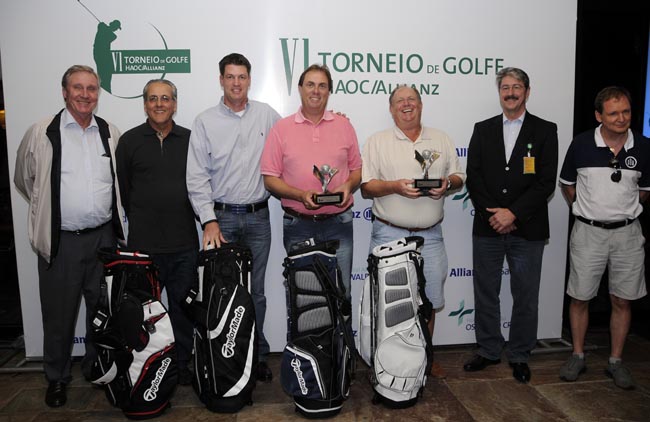 Os patrocinadores do 6º HAOC/Allianz, com a equipe campeã, que ganhou bolsa da TaylorMade