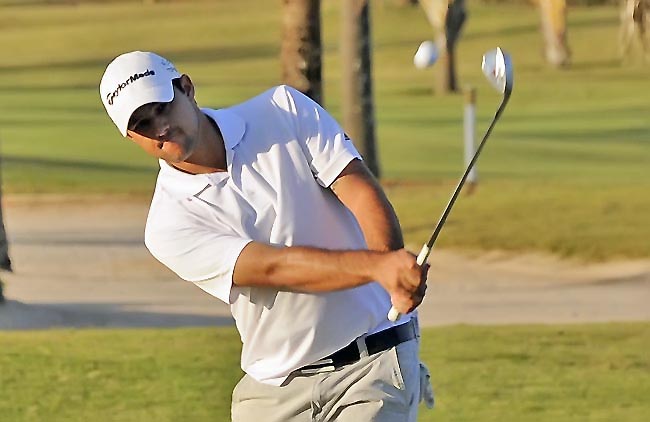 Tiago: levando a bandeira do campo de golfe público de Japeri para o topo do placar em Lima