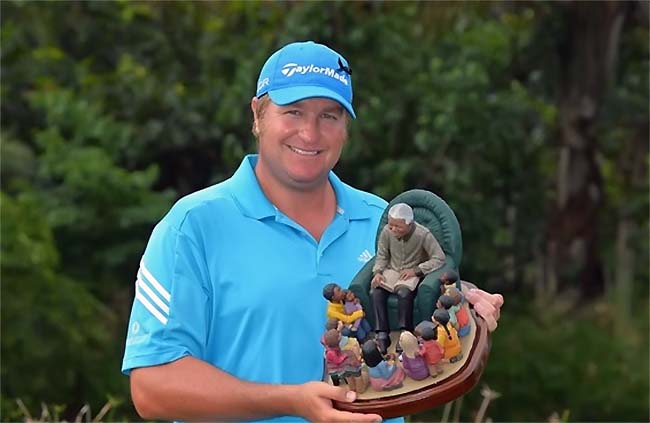 Van der Walt com o troféu do torneio de golfe que homenageia o líder negro (ao lado): RIP, Madiba