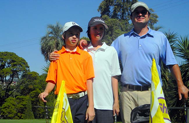 Vinicius Muller com os alunos da Escola de Golfe Júnior, do Porto Alegre Country Club: mãos à obra!