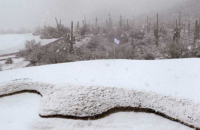 Neve cobre campo de golfe após pouco mais de três horas de jogo em pleno deserto do Arizona