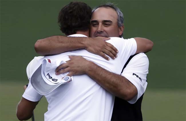  Scott, o campeão do Masters, de costas, comemora título abaçado a Cabrera, o derrotado: ganhou o golfe