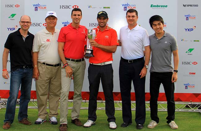 Patrocinadores do torneio ao lado do campeão Alvarado, no torneio de golfe do Web.com Tour, no SPGC