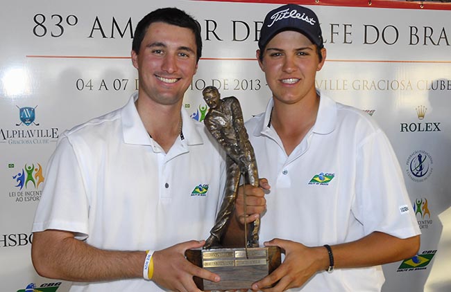 Tourinho, o campeão, e Becker, o vice, com a Taça Mário Gonzalez, foram os melhores do Amador de Golfe do Brasil