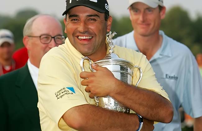  Cabrera abraçado em seu troféu do US Open: campeão de dois majors volta às suas origens no golfe