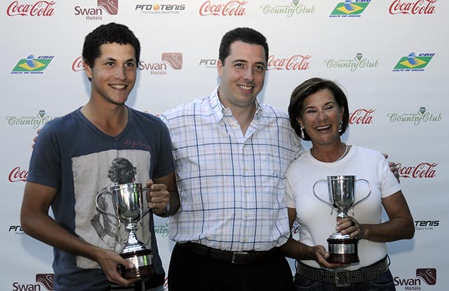 Ricardo Sfoggia, presidente do PACC, entre os prêmios de campeões do Sul-Brasileiro de Golfe