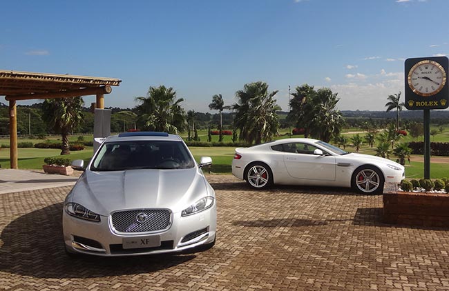 Jaguar e Aston Martin exposto em frente à sede do Damha Golfe: test drive para todos os participantes