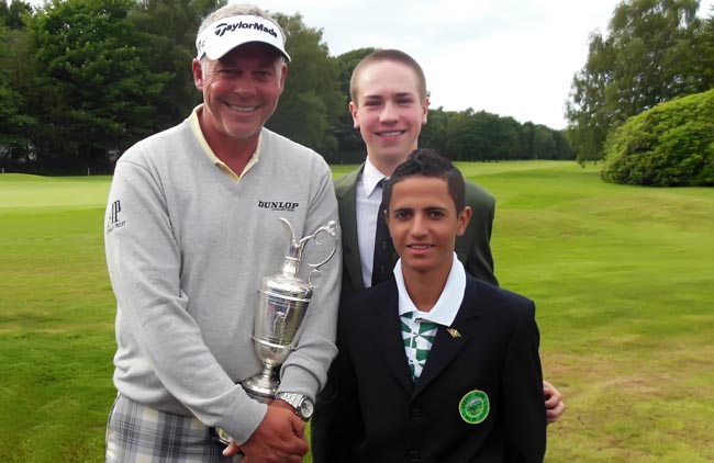 Clarke, com a Claret Jug, ao lado de Anderson Nunes e Homero Toledo, no Open de golfe de 2012