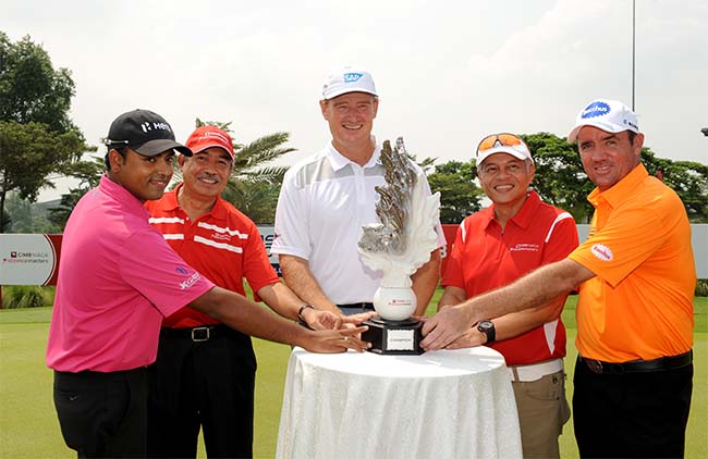 Ernie com os favoritos locais: adversários do brasileiro Adilson da Silva no torneio de golfe em Jacarta