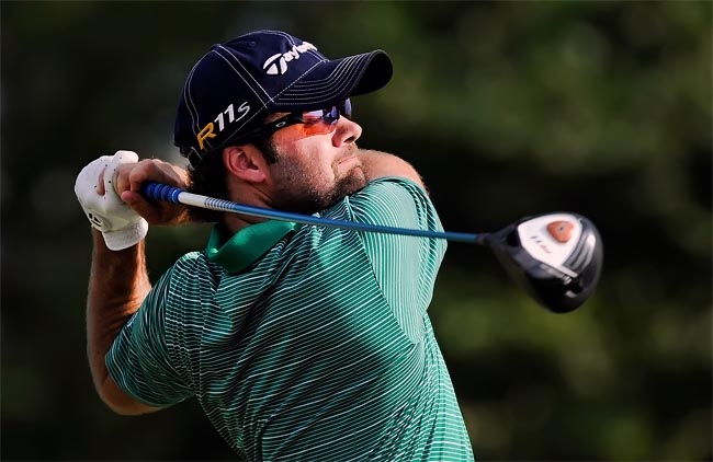 Gasnier: levando a própria bolsa de golfe, debaixo de aguaceiro, na seletiva do PGA Tour LA