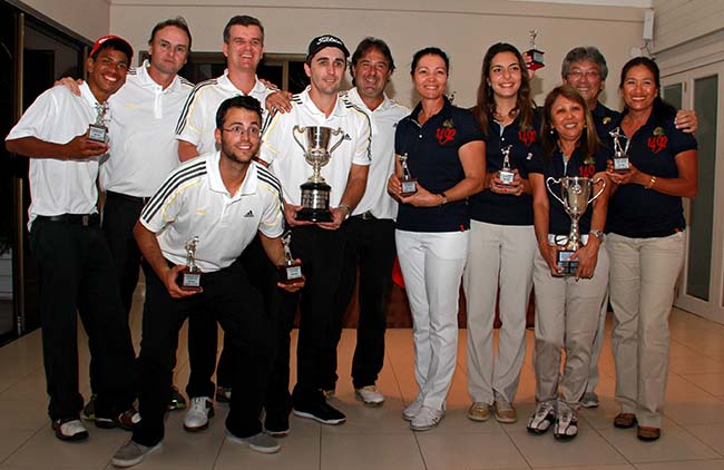 Os gaúchos e as cariocas com suas taças: campeãs invictas do Torneio Interfederações de Golfe