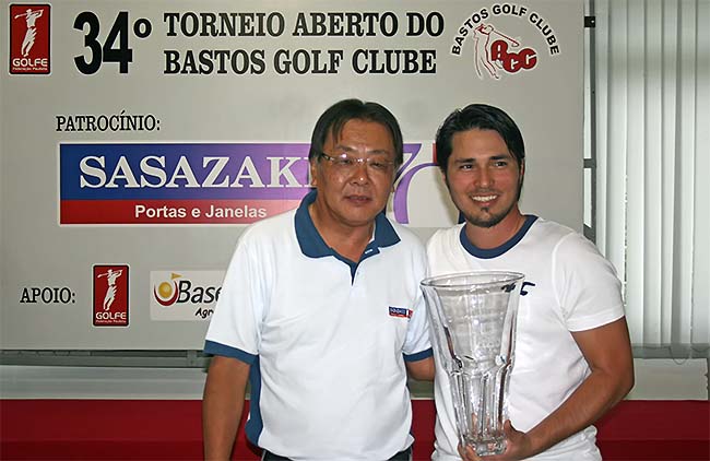 Leonardo recbe o troféu de campeão: festa do golfe do interior paulista e da sua grande colônia japonsesa