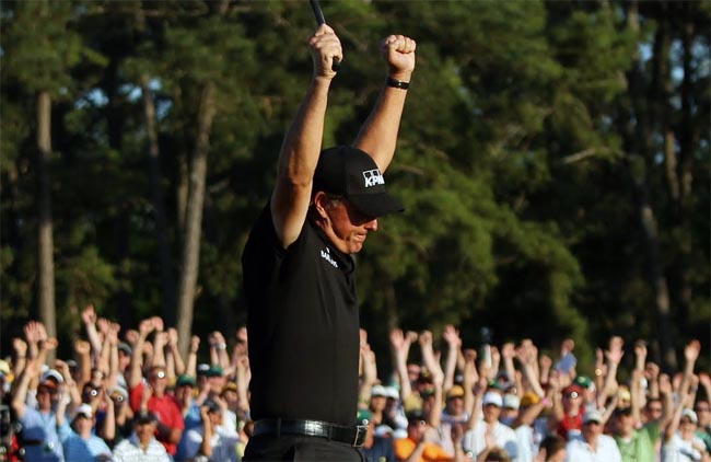 Até seus adversários torceram para Mickelson jogar 59 na rodada de abertura do golfe no Arizona