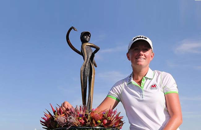 Lewis, com o troféu do Founders, que lhe deu o posto de número 1 do golfe feminino mundial