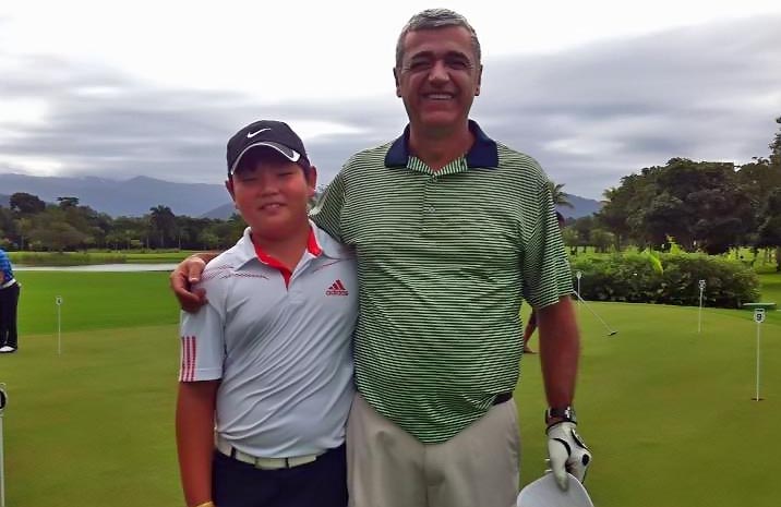 Thomas Choi, que fez o hole-in-one, com Miguel Calmon, presidente que modernizou o Guarujá e fez dele um dos melhores clubes de golfe de nove buracos do Brasil