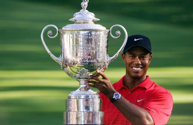 Tiger com o troféu do PGA Championship, quartoo major do golfe profissional: campeão em 1999, 2000, 2006 e 2007