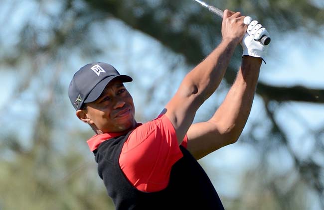 Woods: vestindo vermelho só nos 11 buracos finais, com o mesmo colete do US Open de golfe de 2008