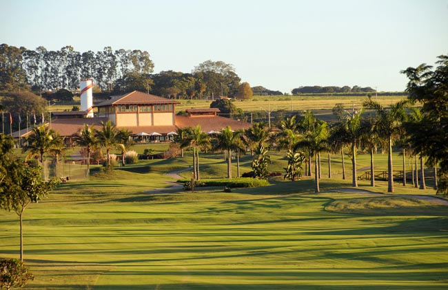 Damha: golfe de primeira, carros importados e feijoada de confraternização. Programa imperdível