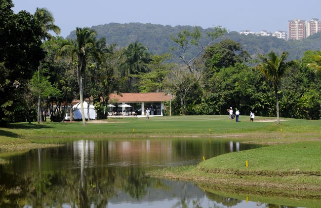 Guarujá: golfe e festa num dos melhores campos do Brasil, ao lado da badalada praia de Pernambuco